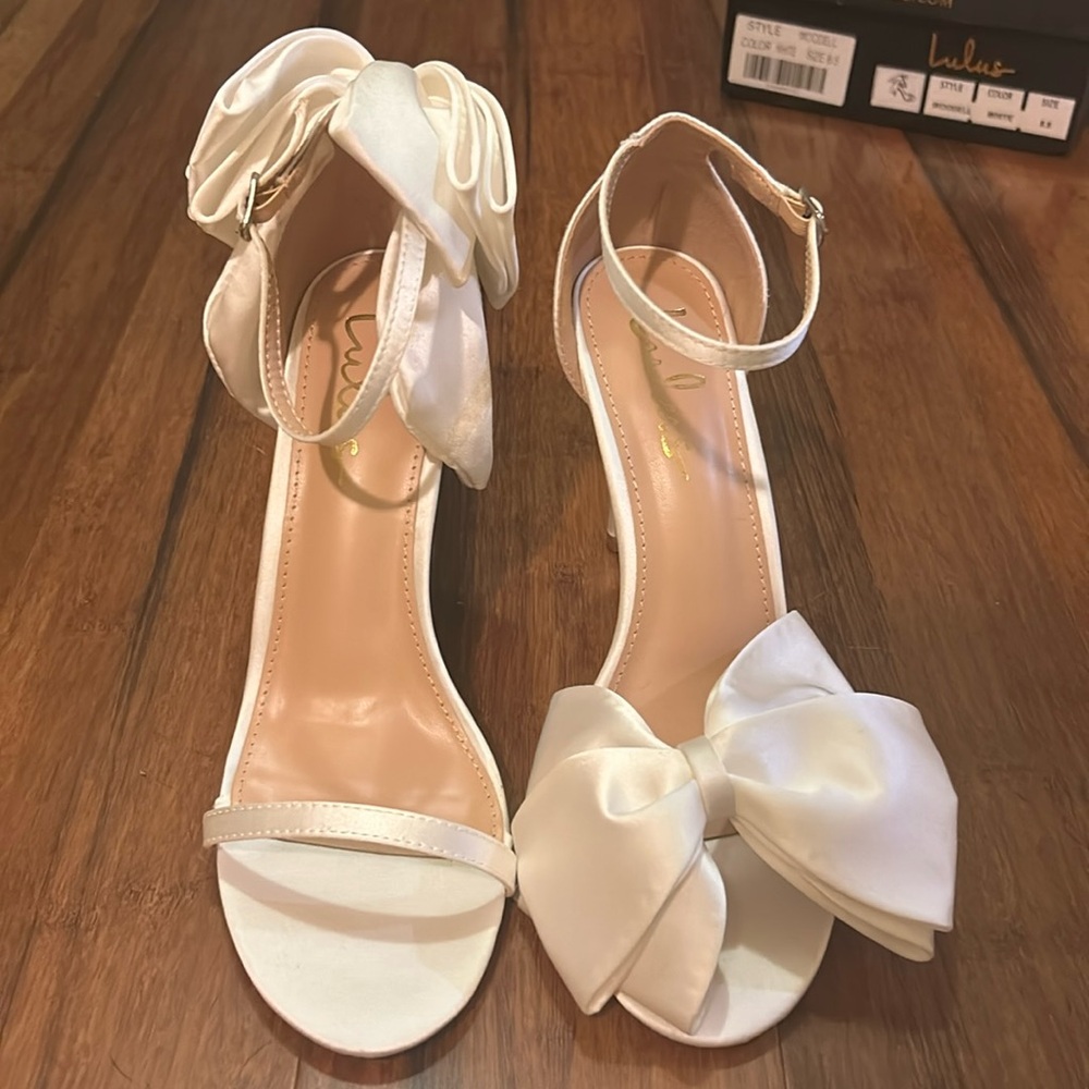 Lulus women’s satin off-white high heel shoe size 8.5.